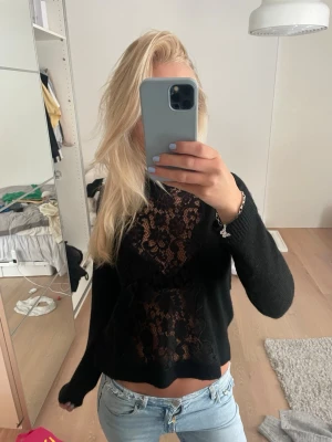Stickad tröja med spets - Stickad tröja med spets bak och fram. Knappt använd från zara🤗