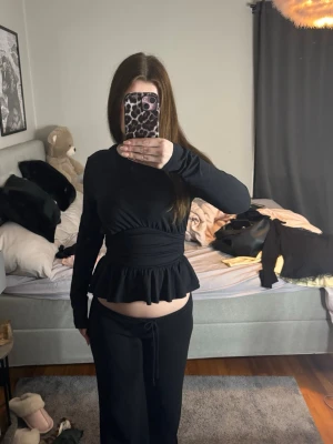 Svart topp - Säljer en fin topp som har fina detaljer. Aldrig använd utan bara testat, men ingen lapp kvar.❤️