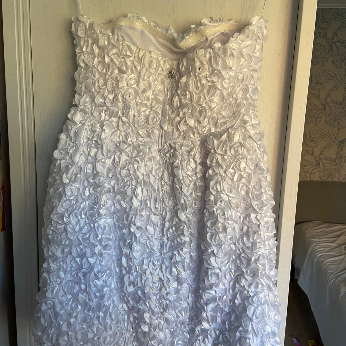 Vit axelbandslös studentklänning med rosor - 3