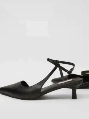Low heels  - Helt nya oanvända side cut pointy  heels från Nelly, så fina och eleganta🙌🙌 säljer pga retur inte möjlig och storleken passade ej. Ny pris 499kr