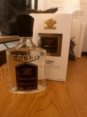 Creed Royal Oud 100ml - Lyxig och elegant parfym från Creed. Flaskan innehåller 100 ml (3.33 fl. oz) och har en stilren design. Perfekt för dig som vill sticka ut med en exklusiv doft.