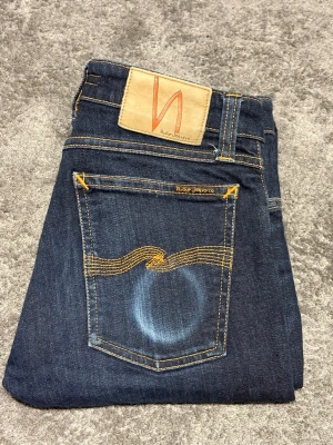 Mörkblå Nudie Jeans - Mörkblåa Nudie Jeans med en fet Wash||Storlek 28/30||Skick 9/10||Modell Skinny Lin||Skriv vid minsta intresse||