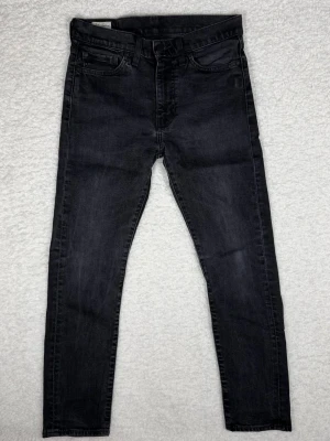 Levi's 510 svarta skinny jeans - Svarta Levi's 510 jeans med skinny passform och klassisk femficksdesign. Jeansen har en mörk tvätt och är tillverkade i stretchigt denim för extra komfort. Bälteshällor och knappgylf framtill, samt Levi's logga på bakfickan.