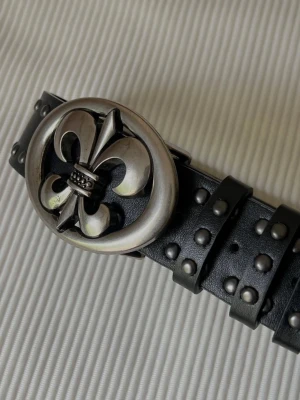 Chrome Rebel Fleur De Lis - Bälte - 109 x 3.8 cm. Spänne - 7.9 x 5.5 cm