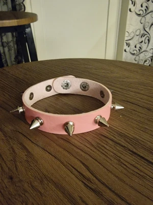 Punk armband - Armband punk med nitar. Punk gothic style. PU-läderarmband. Hip-hop, rock Musik festival, party, pararmband. Längd 24 cm. Bredd 1,5 cm.