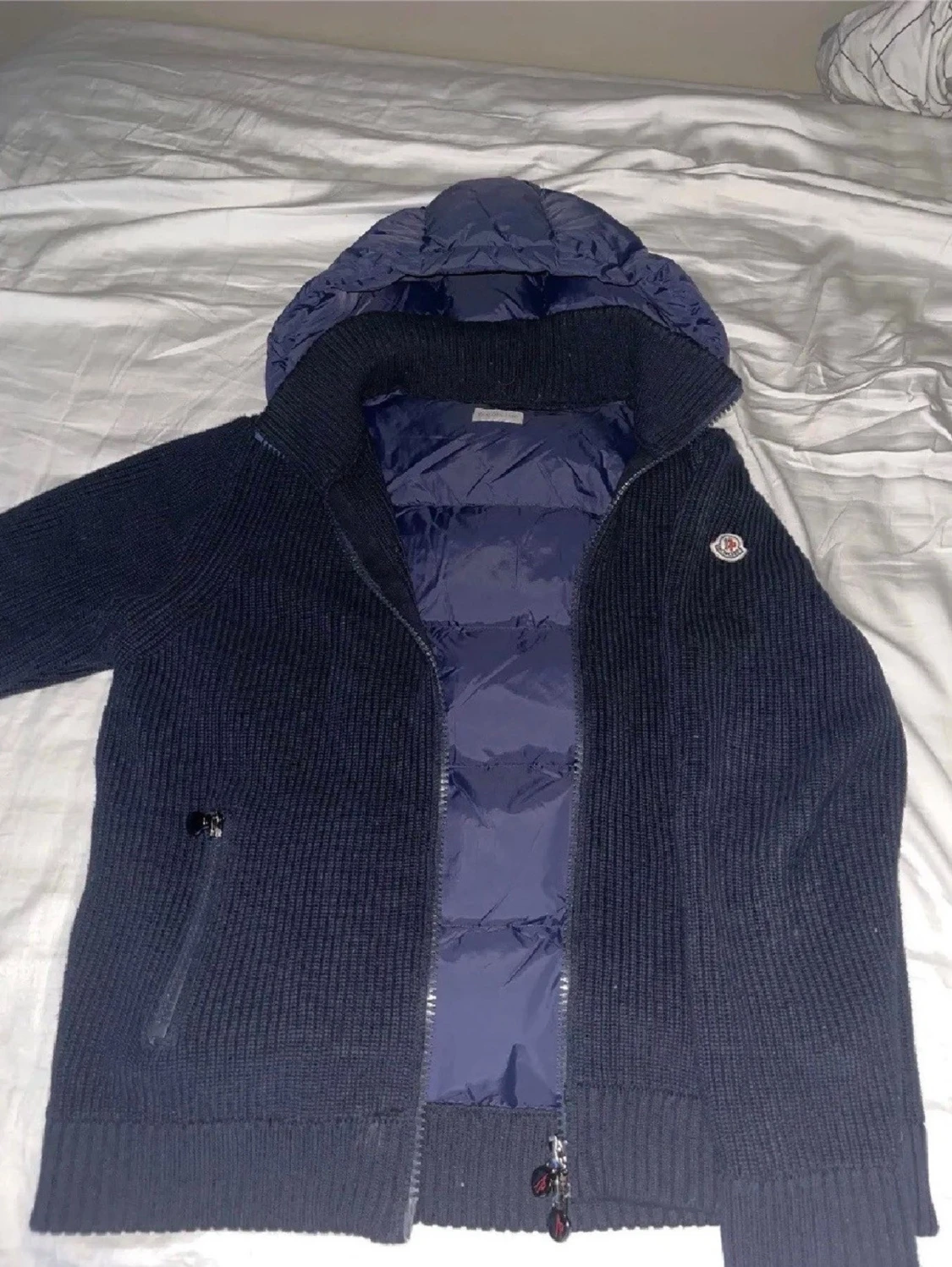 Mörkblå Moncler pufferjacka med huva