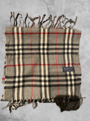 Grå burberry scarf - Säljer nu en grå burberry scarf. Bara att kontakta vid frågor!