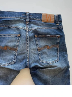 Nudie Jeans | grim Tim | W29 L32  - Tja, säljer dessa feta Nudie jeansen i storlek W29  L32 och i modellen grim Tim. Jeansen är i nytt skick, finns INGA defekter! Skriv på svarar på allt prisförslag, mått och frågor! 