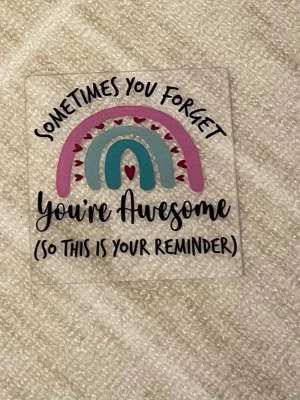 Dekoration - En påminnelse till dig själv. Dekoration i acrylplast som står i ett träställ. 10x10cm