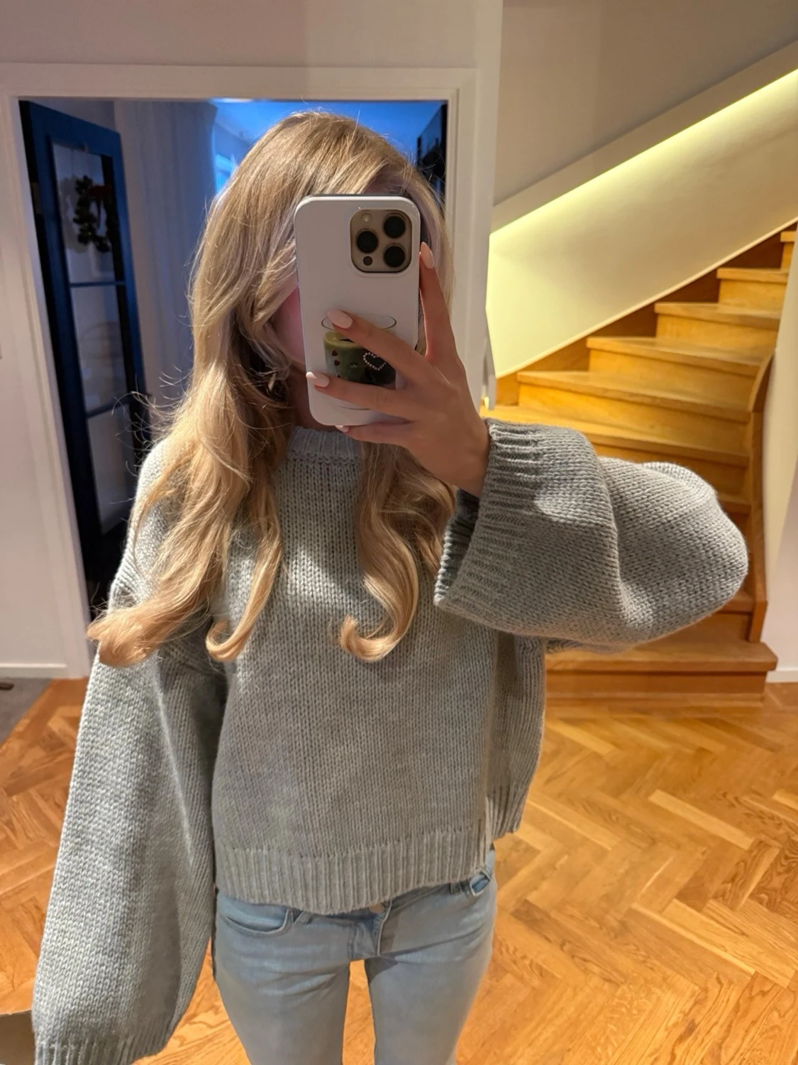 Ljusgrå stickad tröja med vida ärmar - 4