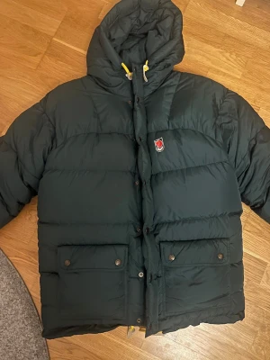 Fjällräven jacka - Mörkgrön dunjacka från Fjällräven, så varm och skön! Den har några pyttesmå defekter men annars i bra skick. Bara att höra av sig vid frågor😊