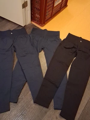 Träningsbyxor 3 pack - Säljes 3 pack med scrunch bak. Är i storlek Large på alla 3. 2 blåa och 1 svarta. Alla från märket Halara. Har aldrig använts. Bara provade. Är mer som storlek medium skulle ja säga.