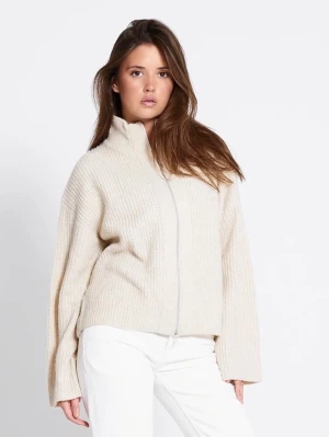 Beige stickad kofta med dragkedja - Säljer en beige stickad kofta med dragkedja och hög krage. Koftan har en loose passform och långa ärmar, perfekt för lager-på-lager. Ribbstickad struktur ger en snygg och avslappnad look.