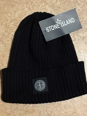 Svart mössa - Stone Island mössa i nyskick