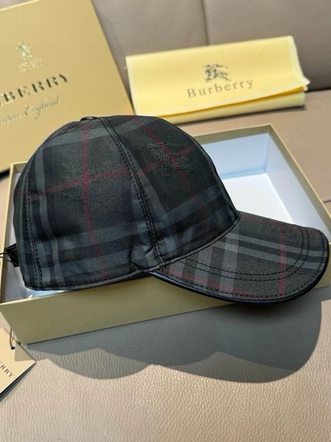 Svart rutig keps från Burberry - 2