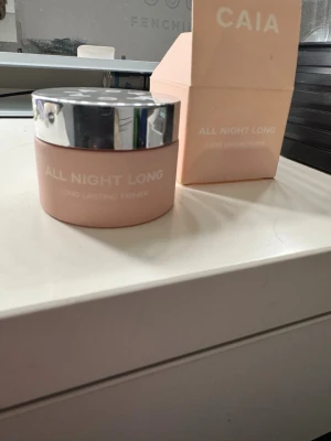 CAIA All Night Long Primer - Säljer en CAIA All Night Long Long Lasting Primer i en snygg ljusrosa burk med silvrigt lock. Kommer i originalförpackning. Perfekt för att få sminket att hålla hela dagen och natten. Ger en jämn bas och fräsch finish.
