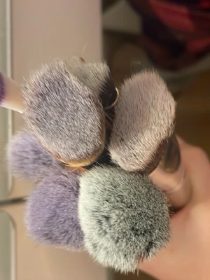 Set med sminkborstar i olika färger - ‼️OANVÄNDA ‼️Säljer ett set med flera sminkborstar i olika storlekar och former. Borstarna har mjuka borst i grått, lila och vitt samt handtag i guld, silver, svart och rosa. Perfekta för applicering av foundation, rouge, highlighter och ögonskugga. Materialet är syntetiskt och handtagen är i metall och plast. 