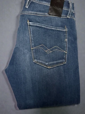 Replay Anbass Hyperflex W33 L32 - Säljer dessa snygga Replay Anbass Hyperflex i storleken W33 L32. Passar dem som är 1,75-190. Perfekt för dig som vill klä dig snygg. Skick 8/10 använda i ca 2 månader