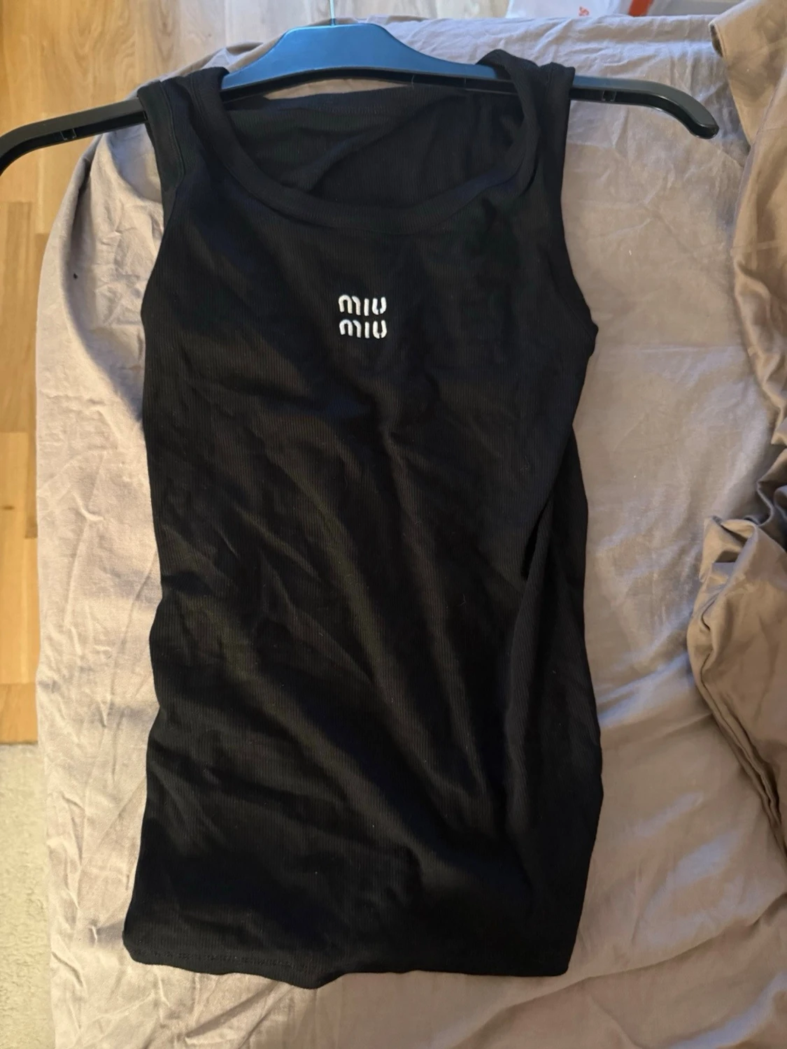 Svart ribbad linnetopp  - 1