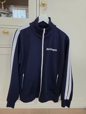 Palm Angels jacka XL - Nyskick - Marinblå Palm Angels jacka i stl. XL. Nyskick. Original se bild. Knappt använd.
