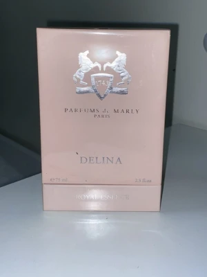Delina Eau de Parfum 75ml - Upptäck Delina från Parfums de Marly – en exklusiv Eau de Parfum på 75 ml. Tillverkad i Frankrike. Ingredienser: alkohol denat., parfym, vatten, etylhexyl metoxycinnamat, BHT, limonen, linalool, citral, citronellol, geraniol, benzylalkohol, m.fl. Lyxig doft i elegant förpackning.