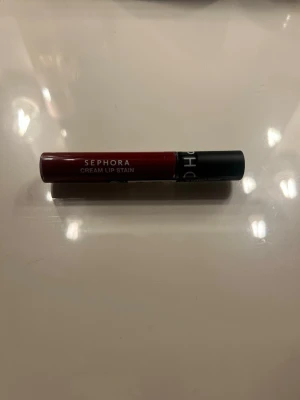 Matte liquid lipstick - Helt nytt matt läppstift ifrån Sephoras egna märke. Nypris 159kr. Färgen Cherry Moon 94. 5ml. 🤍
