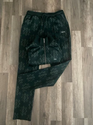 En skön Tracksuit - Skön grön tracksuit från Les Deux svår att få tag på märket har lossnat lite från tröjan och byxorna men annars e den hel ny pris 3200kr