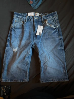 Säljer ett par splitter nya shorts från lager 157 - Tjena säljer ett par splitter nya short från lager 157 modell namn shorty star tror inte att dem säljs längre, storlek 160. Köpte dem för kanske 3 år sen men använde dem aldrig pris lappen sitter kvar och allt. Hade helt glömt av dem så dem har blivit för små. Man får gärna hör av sig om man har några frågor eller någonting🙌