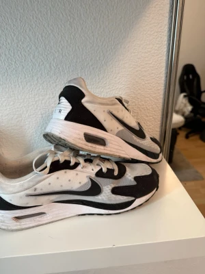 Nike Air Max vita. Perfekt för höstiga men även varma dagar där skorna har en lätt vind effekt men även tunt tyg som klarar vatten. Säljer de därför att de har blivit för små för mig.  - Nike Air Max sneakers i vitt och svart med klassisk swoosh på sidan. Skorna har mesh- och mockadetaljer, synlig luftbubbla i sulan och snörning. Snygg kontrast mellan de svarta och vita partierna, perfekt för dig som gillar sportig stil.