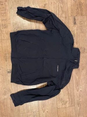 Tommy Hilfiger jacka  - Säljer en svart jacka från Tommy Hilfiger. Knappt använd och inga skador