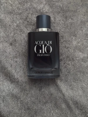 Acqua di Giò Profondo Parfum - Upptäck Acqua di Giò Profondo från Giorgio Armani – en ikonisk parfym i 50 ml flaska. Tillverkad i Frankrike. Ingredienser: alkohol, parfym, vatten, limonene, linalool, och fler. Perfekt för dig som vill sticka ut med stil.de finns mer än halva kvar 