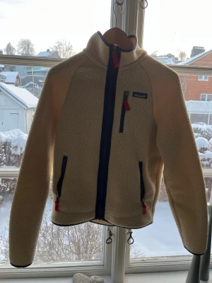 Beige fleecejacka från Patagonia XS - Säljer en beige fleecejacka från Patagonia i storlek XS. Jackan är i mycket gott skick utan hål osv. Nypris 1699 mitt pris 800 men inte hugget i sten. Tveka inte att höra av dig vid minsta fundering eller behov av fler bilder.