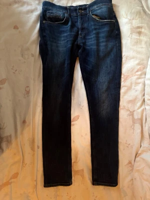 Dondup George Jeans - Dondup George jeans i mörkblå tvätt. Storlek 33. Sitter liten i storleken. Använda men i bra-mycket bra skick, inga hål. Kvitto finns, snabb frakt.