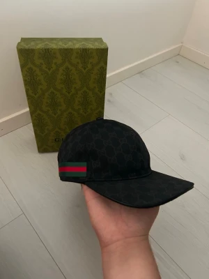 Svart gg keps med box  - Svart gg keps med box. Aldrig använd. Hör av er om ni har några frågor🫡