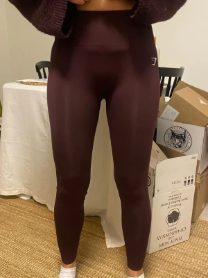 Gymshark seamless leggings vinröda - Vinröda tränings leggings frn gymshark, endast använda en gång.