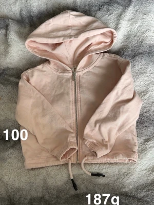 Tröja - Fint använt skick. Storlek 100