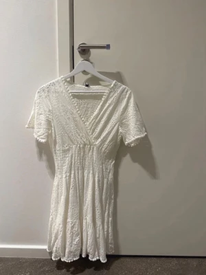 Student klänning  - Nypris: 700kr! Säljer denna fina vita broderade klänning från RYVLS då den inte är använd! Jättefin till studenten eller sommarklänning! Storlek: 170/176 så är som en XS-S