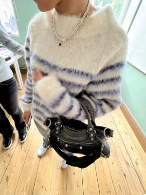 Vit och blå stickad tröja - Säljer en supermjuk och fluffig stickad tröja med vita och blå ränder. Säljer för att jag inte får användning av den. Köpte för några månader sen på Vinted. Den har ingen lapp kvar så jag vet inte vart den är ifrån. 💕 Skriv om frågor!