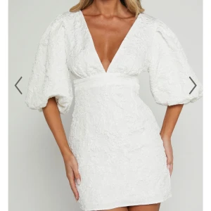 Vit kortklänning med puffärmar - Superfin vit mini klänning med v-ringning och  puffärmar. Perfekt till studenten!