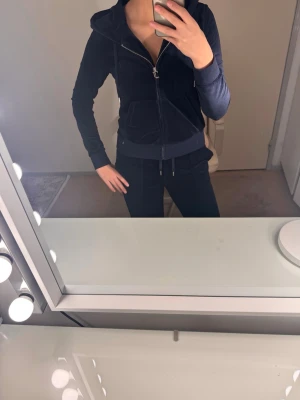 Marinblå Juicy Couture velour set 💙 - Äkta Juicy Couture velour set i marinblått. Hoodie med dragkedja + matchande byxor med fickor. Supermysigt och perfekt som vardagsset. Storlek L på hela setet. Den är använd några gånger. 