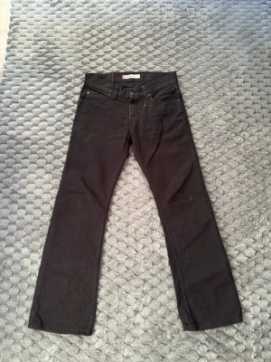 Levi’s jeans 512 Bootcut  - Skick: 8/10 || Storlek: 31/32 || Pris: 1449 || Inga defekter || Passar längd 175-180 || Mått A: 42 cm B: 109 cm Benöppning: 24,5 cm | Hör av er vid frågor! 