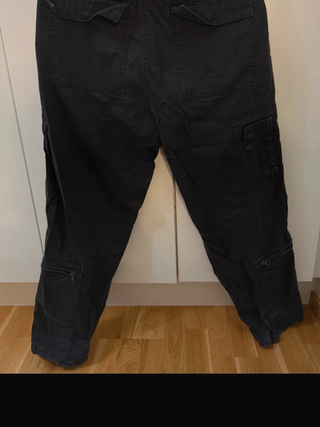 Svarta cargopants med dragkedjor - 1