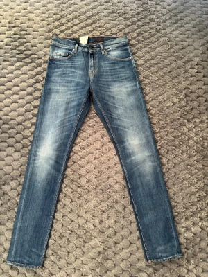 Tiger of Sweden jeans  - Skick: 10/10 || Storlek: 29/34 || Pris: 349 || Inga defekter || Passar längd 170-175 || Mått A: 37,5 cm B: 107 cm Benöppning 15,5 cm || Hör av er vid frågor! 