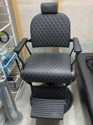 Barber stol - Snygg svart väst i skinnimitation med rutigt quiltat mönster. Västen har en klassisk form och är helsvart med vita sömmar som ger en schysst kontrast. Perfekt för dig som vill ha en stilren och edgy look. Materialet är slitstarkt och har en lyxig känsla__________________ Fraktar inte, endast upphämtning!!!!!