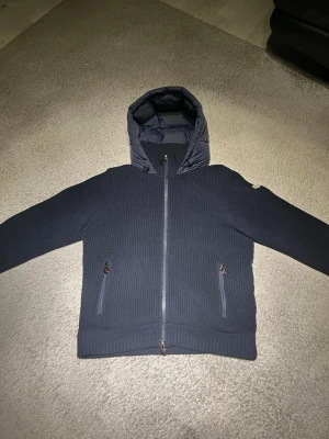 Moncler cardigan - Säljer denna moncler cardigan, snyggaste jackan på marknaden. Den är i mycket bra skick och väldigt bra passform. Tyvärr är denna jacka inte ✅, men inte heller den basic plastiga som alla andra säljer. Pris kan diskuteras