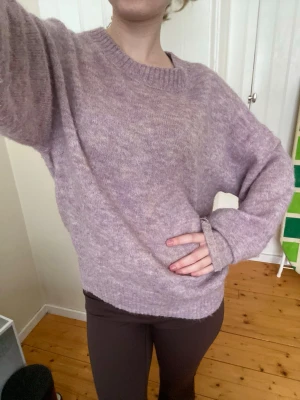 Ljuslila stickad tröja i alpackaull - Ljuslila stickad tröja med alpackaull! Storlek XS (passar XS-M)💕 Litet hål - se sista bild.