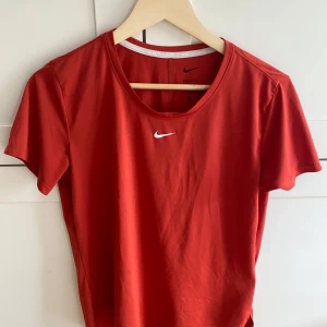 Röd Nike Dri-Fit t-shirt - Röd t-shirt från Nike i skönt material och passar perfekt för träning. 
