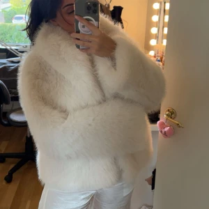 Pälsjacka - Slutsåld pälsjacka (fuskpäls) från gina tricot, knappt använd därav är pälsen och jackan i helhet i mycket fint skick. Storlek S. finns knappar på jackan så den går att stänga!