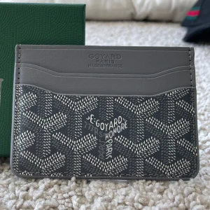 Grå Korthållare Mönstrad - Säljer en stilren grå korthållare med snyggt mönster. Korthållaren har flera fack och är perfekt för dig som vill ha något både snyggt och praktiskt. Helt ny och kommer med originalask.🫡🤝