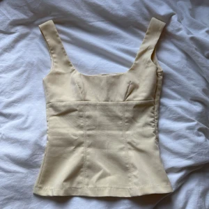 Gul topp - Superfin gul topp från H&M som tyvärr sitter lite tight på mig! Alltid öppen för prisförslag 🥂